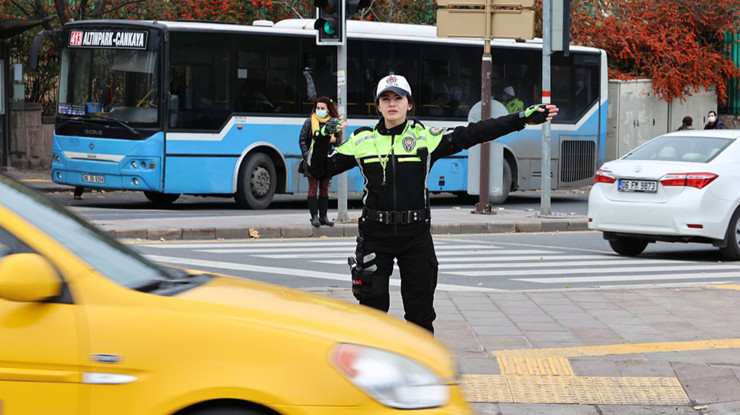 Bakan Yerlikaya trafikte yeni dönemin ayrıntılarını açıkladı: Hız, telefon ve kırmızı ışığa yeni cezalar