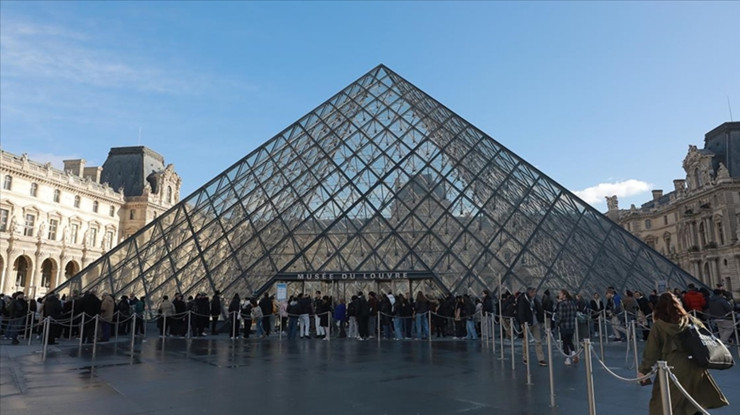 Louvre Müzesi soyuldu: Napolyon'a ait değerli mücevherler çalındı