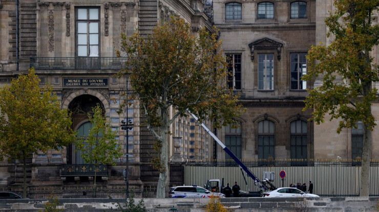 'Mücevherlerinizi sessizce taşır': Louvre soygununda kullanılan yük asansörünün firması ve Ikea'dan reklam