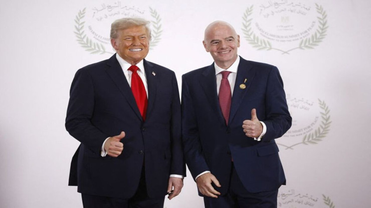 FIFA'nın bu yıl ilk kez verdiği barış ödülünü Trump kazandı