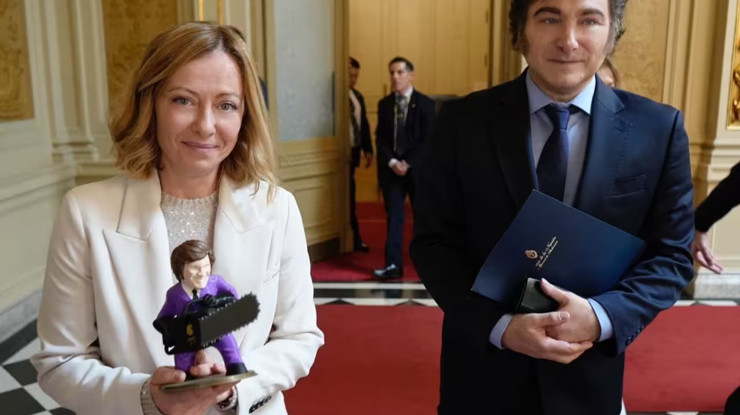 Biden'dan kase, Milei'nin kendi heykelciği... İtalya Başbakanı dünya liderlerinden gelen 800 bin euroluk hediyeleri satışa çıkarıyor