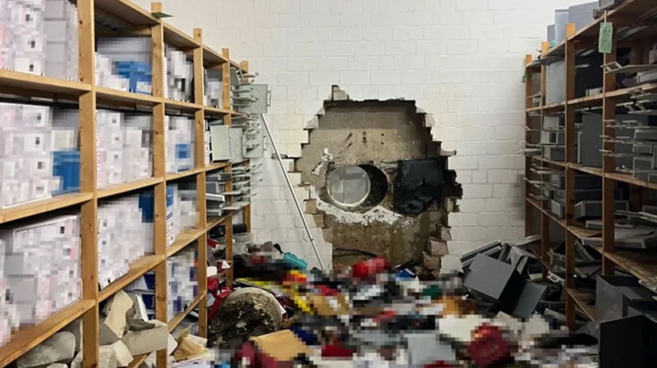 Almanya'da film gibi soygun: Duvarı delerek banka kasasını boşalttılar