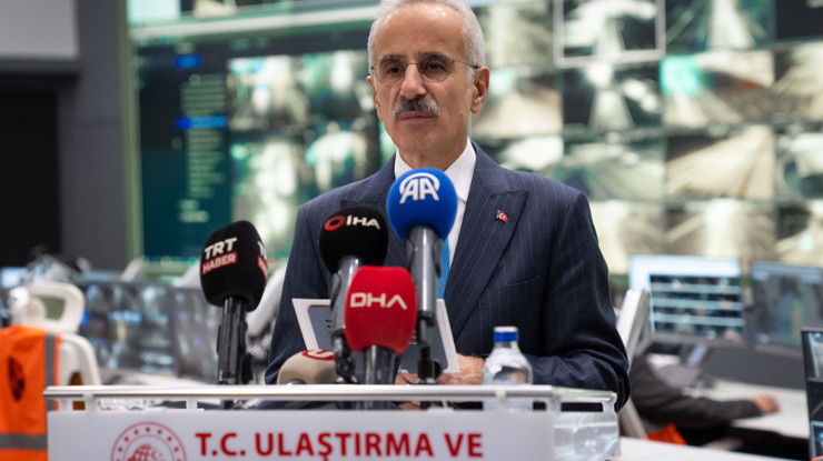 Bakan Uraloğlu: "13 bin 607 personelle 7 gün 24 saat kar ve buzla mücadele sürüyor"