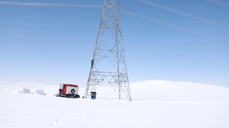 Bakan Bayraktar: "Kesintisiz enerji akışı için ekiplerimiz 7/24 sahada"