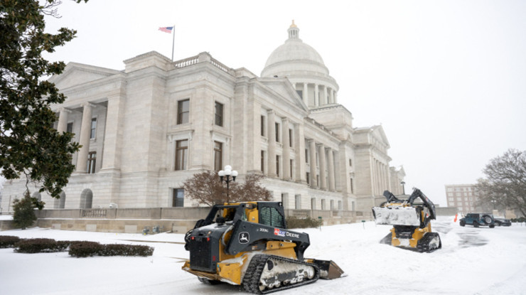 ABD'de kar fırtınası hayatı felç etti: 10 bine yakın uçuş iptal, 770 bin kişi elektriksiz kaldı