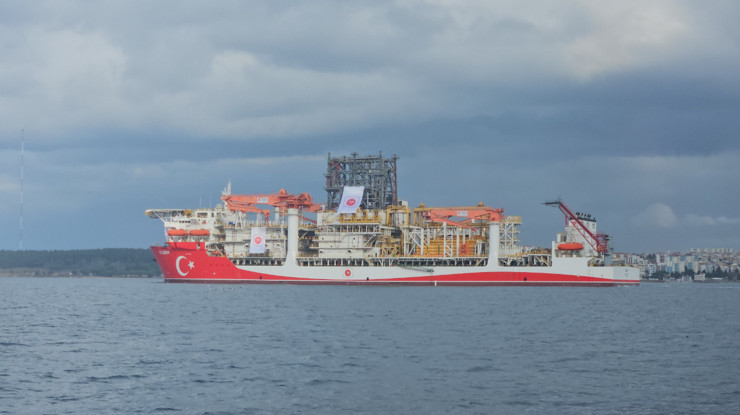 Sondaj gemisi "Yıldırım" Karadeniz'deki görevi için Çanakkale Boğazı'ndan geçti