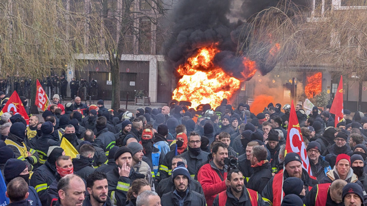 Fransa'da çalışma koşullarını protesto eden itfaiyeciler ile polis arasında arbede