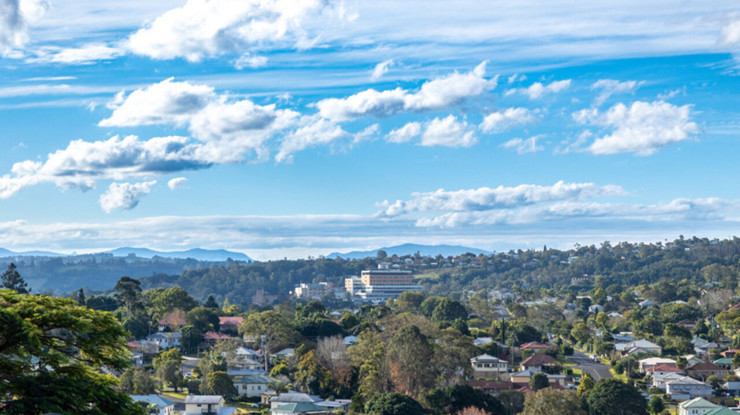Avustralya'da bir kasaba içindeki insanlarla birlikte satılık