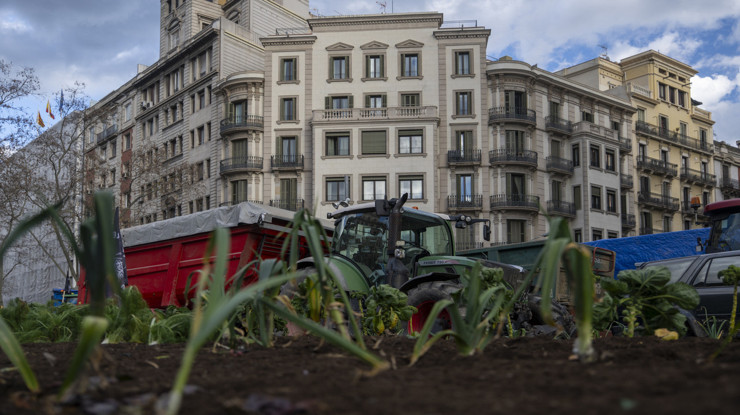 Barselona'da çiftçiler traktörleriyle kent merkezinde eylem yaptı
