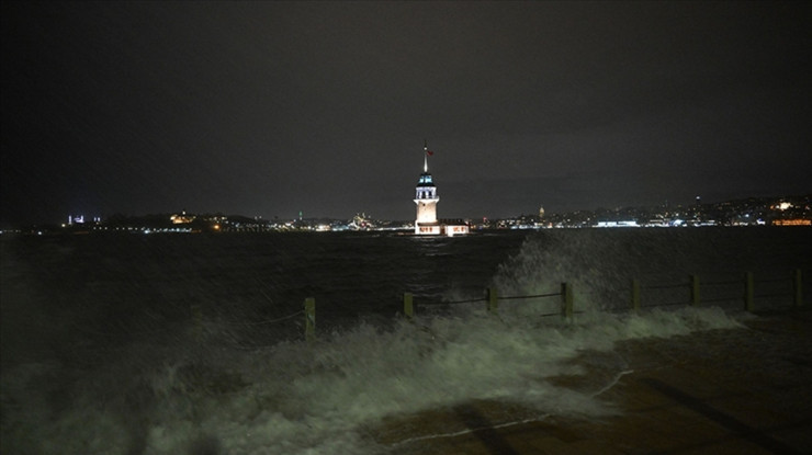 İstanbul Valiliği'nden akşam saatleri için fırtına uyarısı