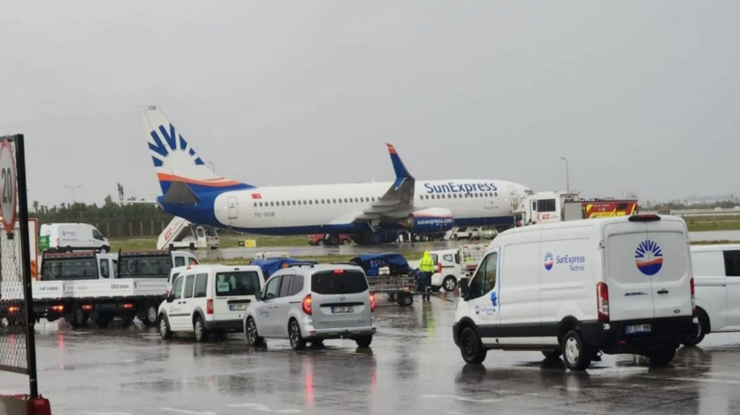 Antalya'da kalkışa hazırlanan uçağın tekerlekleri koptu: Yolcular tahliye edildi