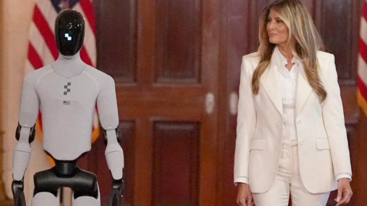 Beyaz Saray'da sürpriz konuk: Melania Trump zirveye robotla katıldı