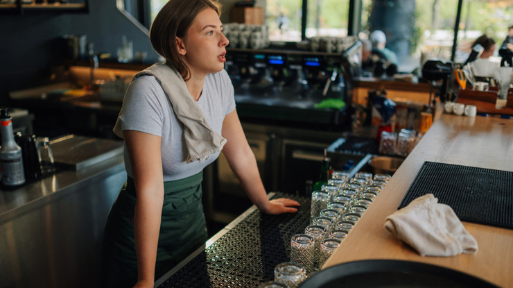 Dev kahve zincirinden 'gülümseyen barista' kararı: 1200 dolar ek gelir verecekler