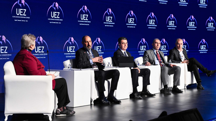 "Belirsizliğin normalleştiği bu dönemde liderlik ön plana çıkıyor"