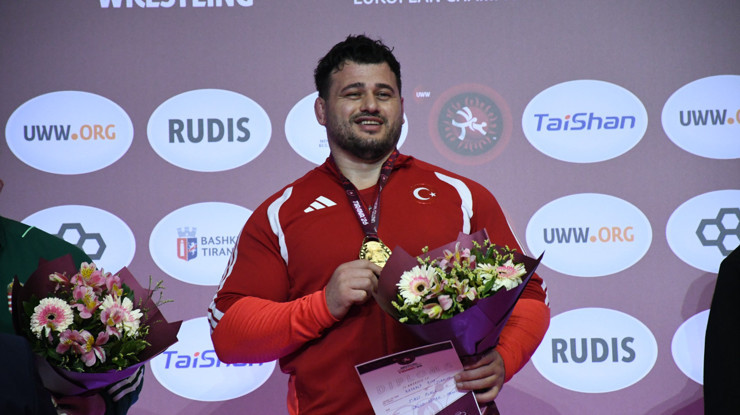 Rıza Kayaalp'ten tarihi başarı: 13. kez Avrupa şampiyonu
