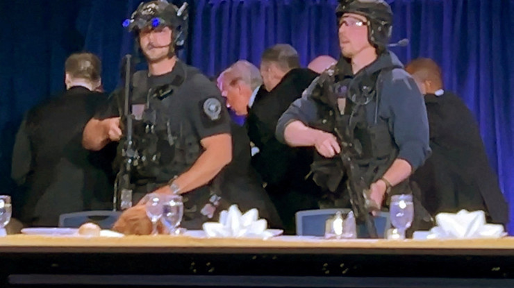 ABD Başkanı Trump'ın yemeğinde silahlı saldırı! Apar topar götürüldü