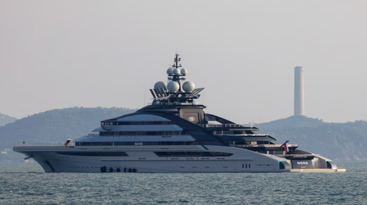 Yaptırım listesindeki Rus milyarderin süper yatı Hürmüz'den geçti