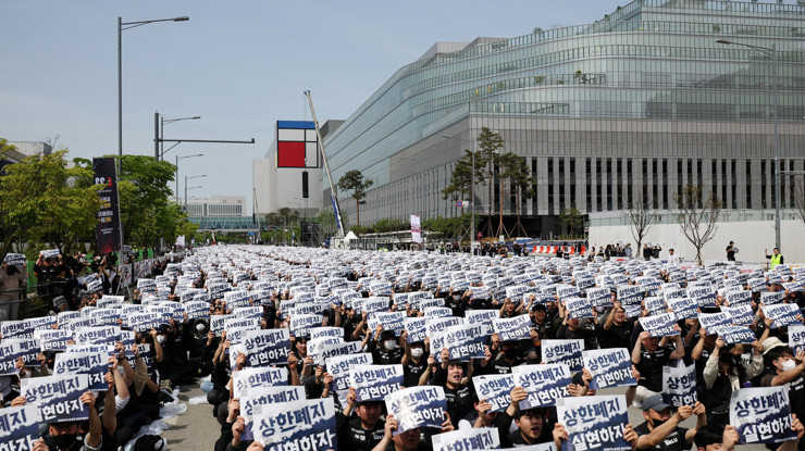 Güney Kore'de hükümet endişeli: Samsung geri adım attı, grev iptal mi oluyor?