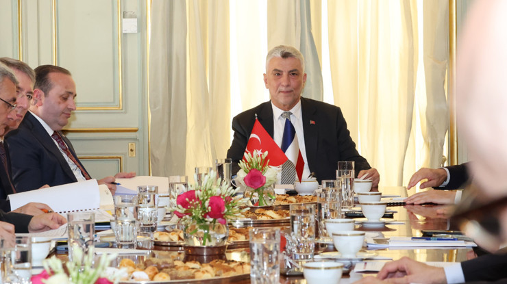 Bakan Bolat, Paris'te Fransız şirketleriyle bir araya geldi