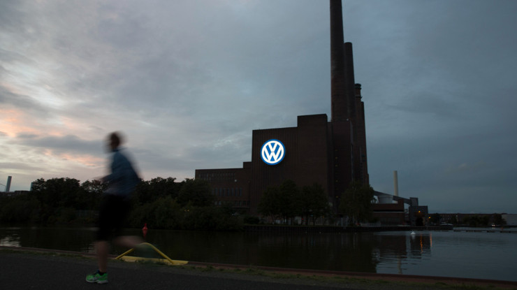 Volkswagen'de büyük yüzleşme! Binlerce işçi CEO Blume'yi yuhaladı