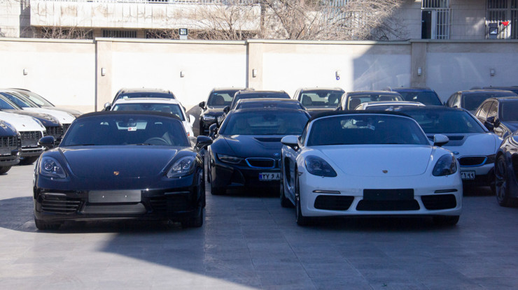 İran'da otomobil ithalatında yeni dönem: Lüks araçlara yasak