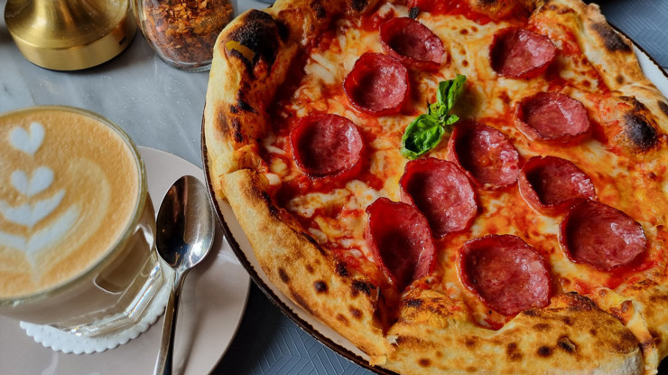 Kahvenin yanına pizza aldılar: Dinçerler Grup dünya deviyle el sıkıştı