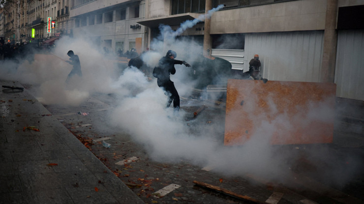 Fransa'da protestolar ekonomik verilere yansıdı: Kritik gösterge 13 yılın dibinde