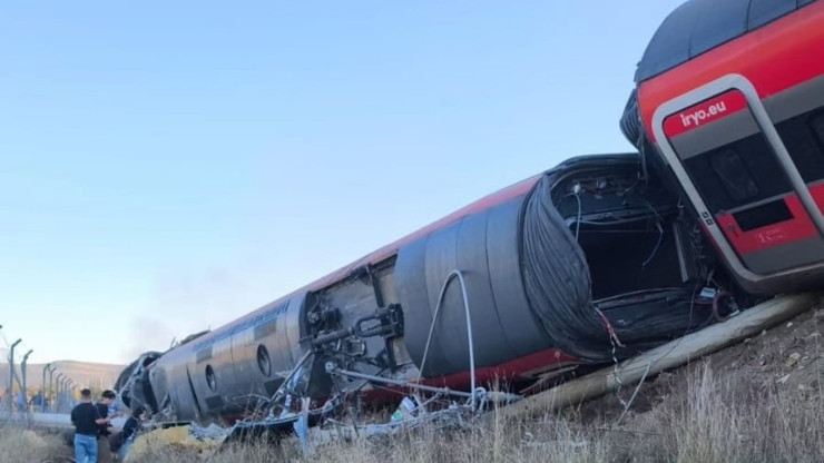 İspanya'da feci tren kazası: Ölenlerin sayısı artıyor - Resim : 1