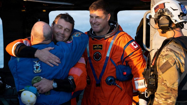 Ay'a giden astronotlar başarılı şekilde dünyaya döndü - Resim : 3