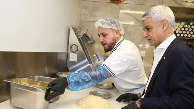 Londra Belediye Başkanı Sadiq Khan künefe yaptı: COP31 için Türkiye'ye geliyor - Resim : 1