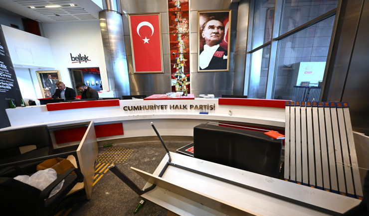 Özgür Özel, CHP Genel Merkezi'nden ayrıldı: "Geri gelmek üzere çıkıyorum" - Resim : 2