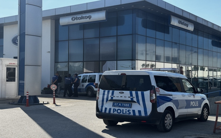 İstanbul'un ardından Antalya'da Otokoç galerisine silahlı saldırı - Resim : 3