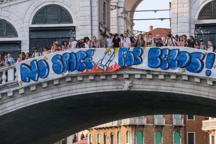 Jeff Bezos'un Venedik'teki düğününe protesto: 'Daha fazla vergi öde' - Resim : 1