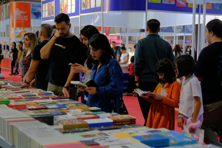 Diyarbakır’da Kitap Şöleni Başladı: Diyarbakır Kitap Fuarı Kapılarını Ziyaretçilere Açtı - Resim : 3