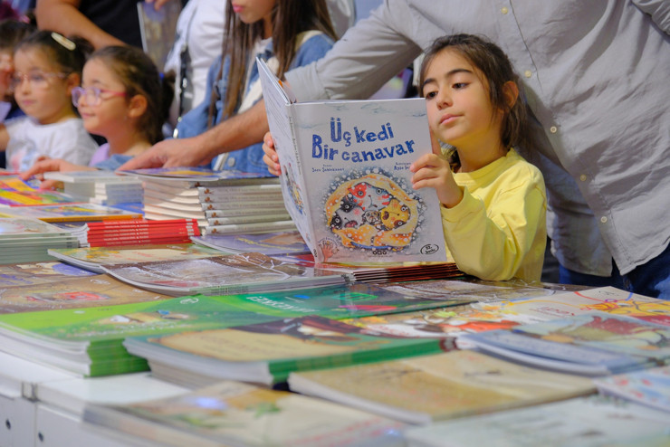 Diyarbakır’da Kitap Şöleni Başladı: Diyarbakır Kitap Fuarı Kapılarını Ziyaretçilere Açtı - Resim : 1