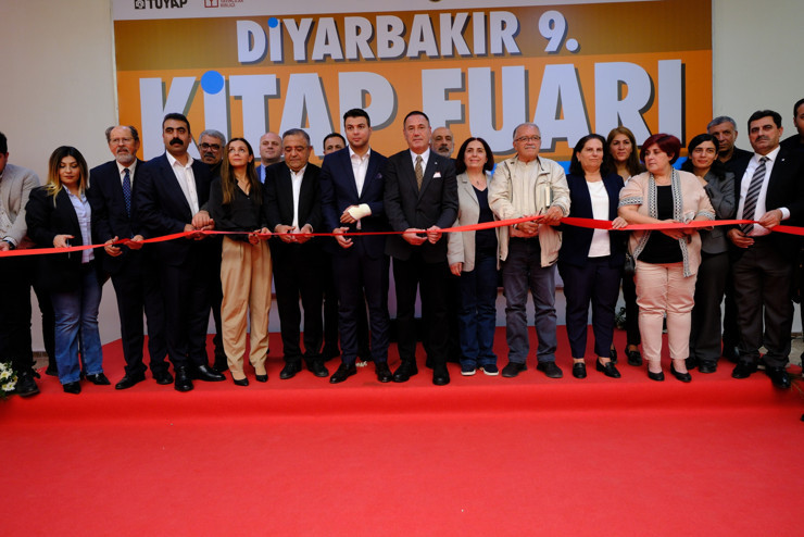 Diyarbakır’da Kitap Şöleni Başladı: Diyarbakır Kitap Fuarı Kapılarını Ziyaretçilere Açtı - Resim : 4