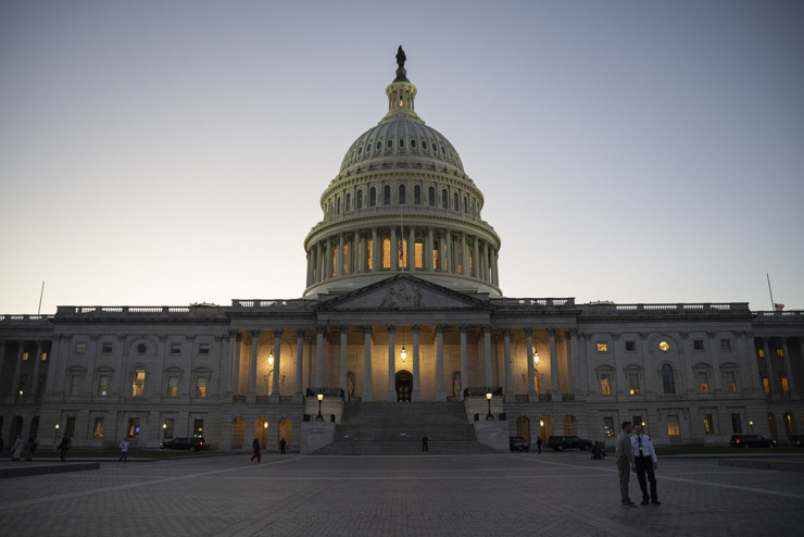ABD tarihinde bir ilk: 1,4 milyon kişi maaşsız, sosyal yardımlar ve hava trafiği çökmek üzere - Resim : 1