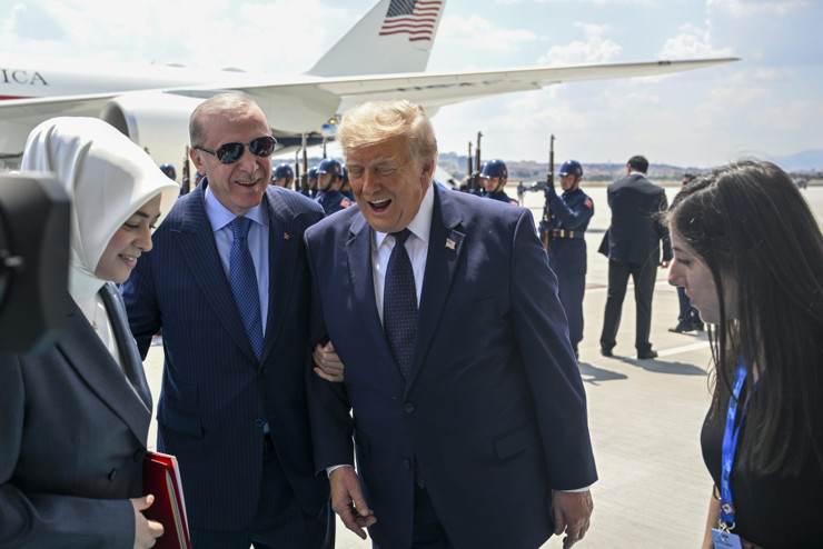 ABD Başkanı Trump Ankara'ya geldi: Erdoğan, havalimanında karşıladı - Resim : 1