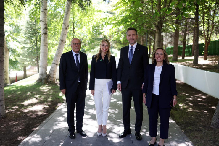 CNBC-e'ye konuk olan Bakan Bayraktar, CNBC-e Genel Yayın Yönetmeni Servet Yıldırım (solda), CNBC-e Program Sunucusu Elif Saygılıer ve CNBC-e Ankara Temsilcisi Hazal Ateş (sağda) ile birlikte.)