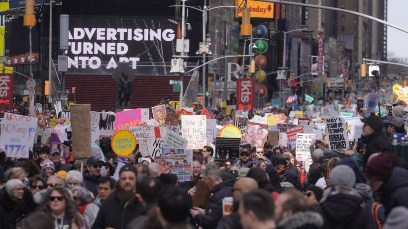 ABD'de Trump karşıtı "Krallara Hayır" gösterileri: Milyonlarca insan meydanları doldurdu - Resim: 5