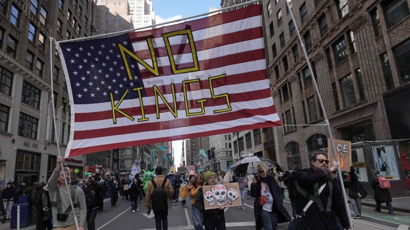 ABD'de Trump karşıtı "Krallara Hayır" gösterileri: Milyonlarca insan meydanları doldurdu - Resim: 6