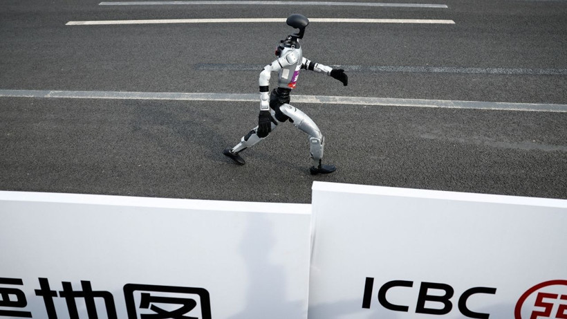 Geçen yıl ayakta duramamışlardı, bu yıl rekor kırdılar: Çin'de robotlarla insanlar yarıştı - Resim: 2