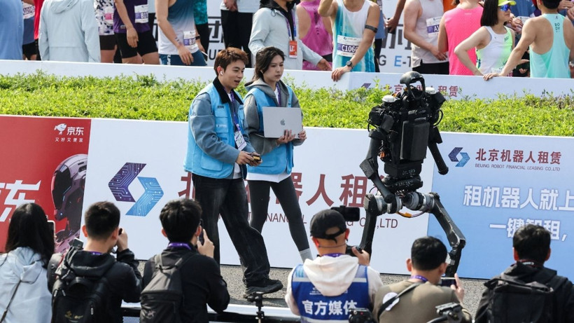 Geçen yıl ayakta duramamışlardı, bu yıl rekor kırdılar: Çin'de robotlarla insanlar yarıştı - Resim: 3