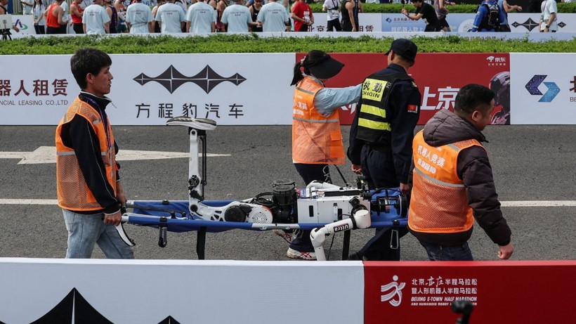 Geçen yıl ayakta duramamışlardı, bu yıl rekor kırdılar: Çin'de robotlarla insanlar yarıştı - Resim: 4