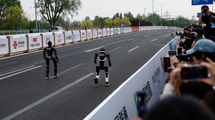 Geçen yıl ayakta duramamışlardı, bu yıl rekor kırdılar: Çin'de robotlarla insanlar yarıştı - Resim: 5