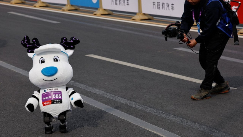 Geçen yıl ayakta duramamışlardı, bu yıl rekor kırdılar: Çin'de robotlarla insanlar yarıştı - Resim: 6