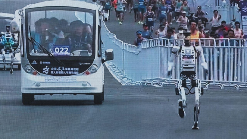 Geçen yıl ayakta duramamışlardı, bu yıl rekor kırdılar: Çin'de robotlarla insanlar yarıştı - Resim: 7
