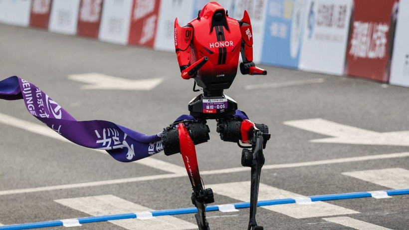 Geçen yıl ayakta duramamışlardı, bu yıl rekor kırdılar: Çin'de robotlarla insanlar yarıştı - Resim: 8