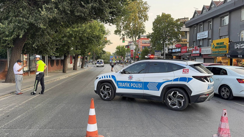İstanbul'da fırtına hayatı felç etti: Çatılar uçtu, ağaçlar devrildi - Resim: 5