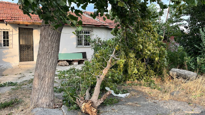 İstanbul'da fırtına hayatı felç etti: Çatılar uçtu, ağaçlar devrildi - Resim: 7